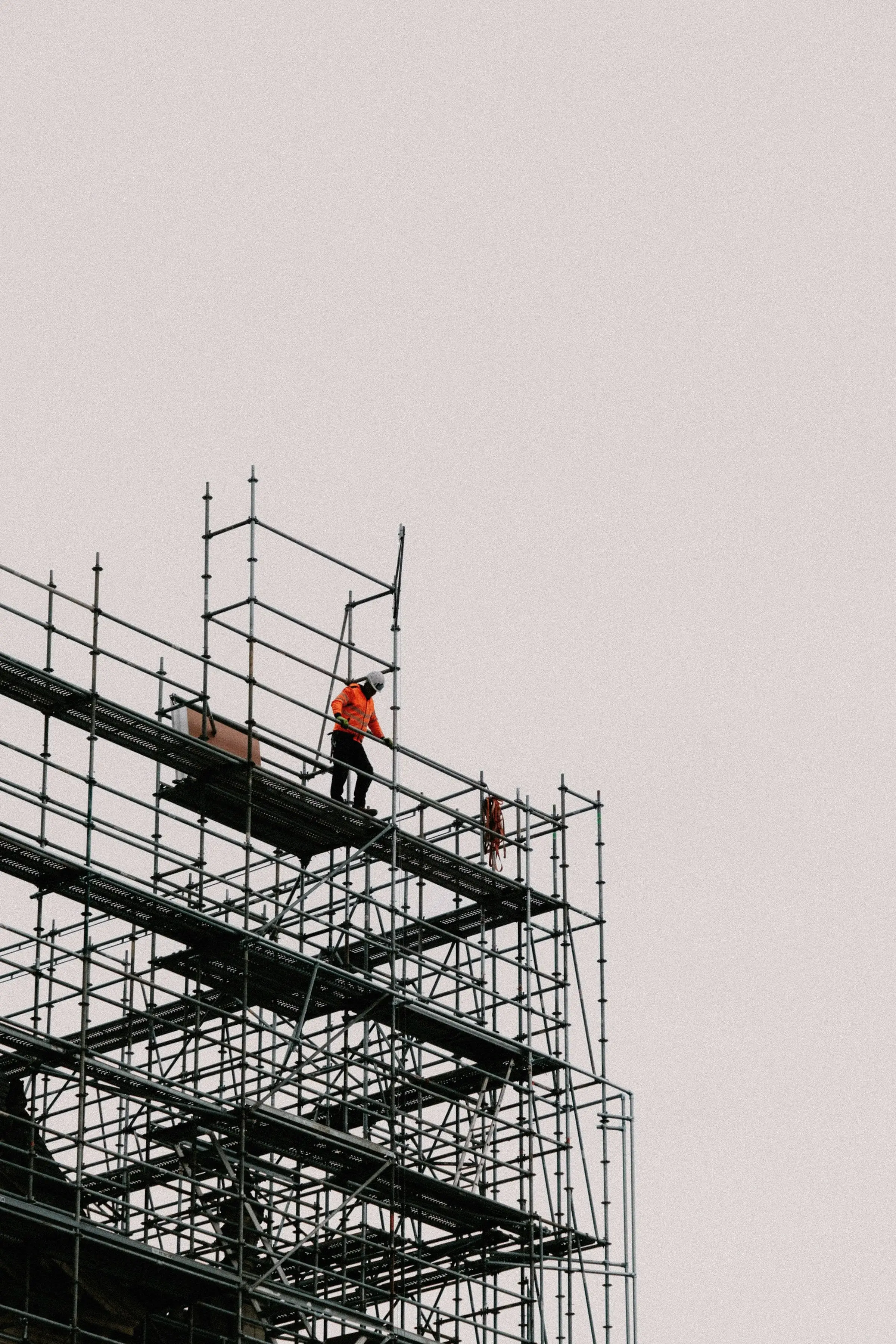 Operario trabajando sobre un andamio en la rehabilitación de una fachada