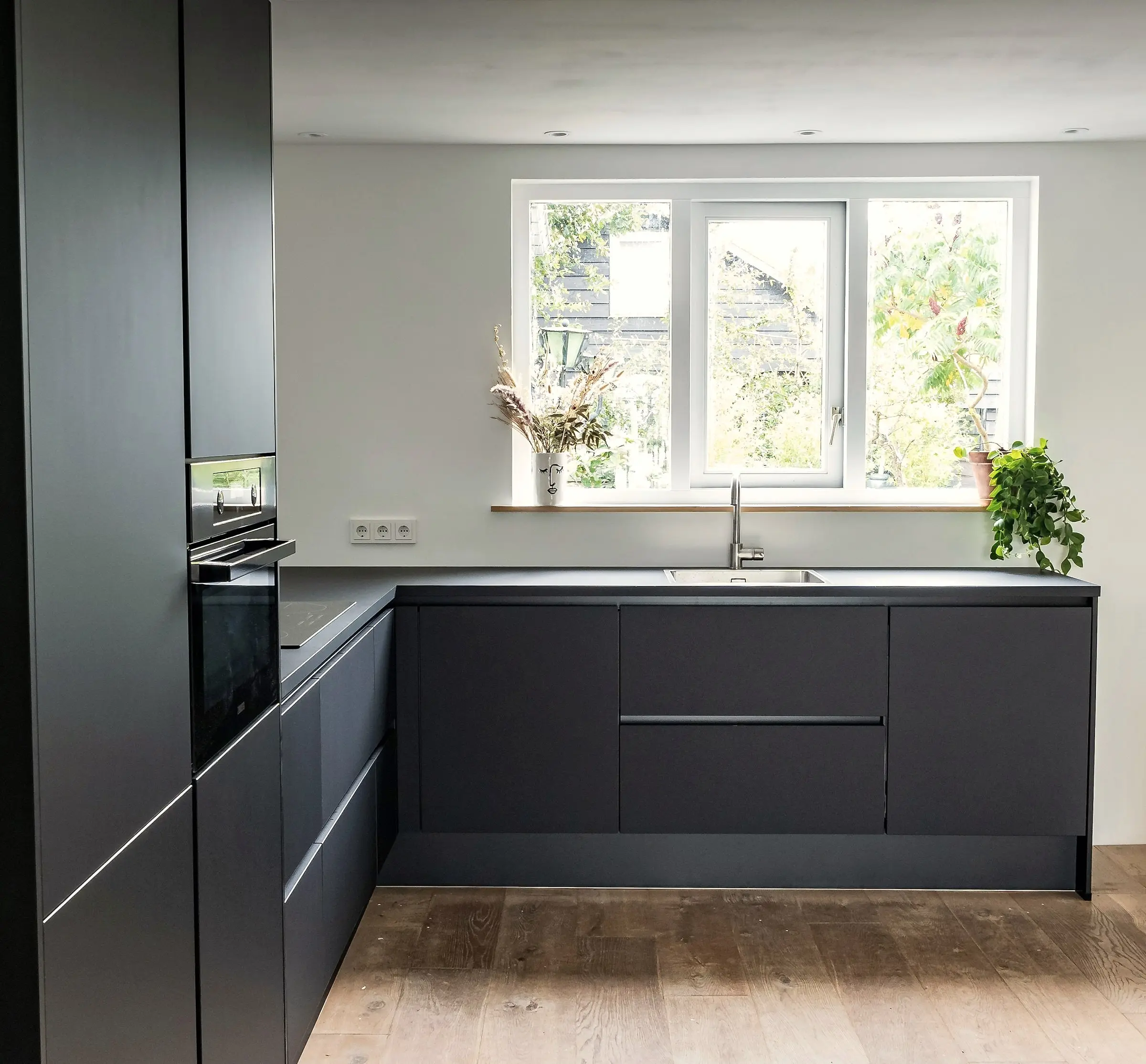 Cocina en tono gris de una vivienda tras la reforma