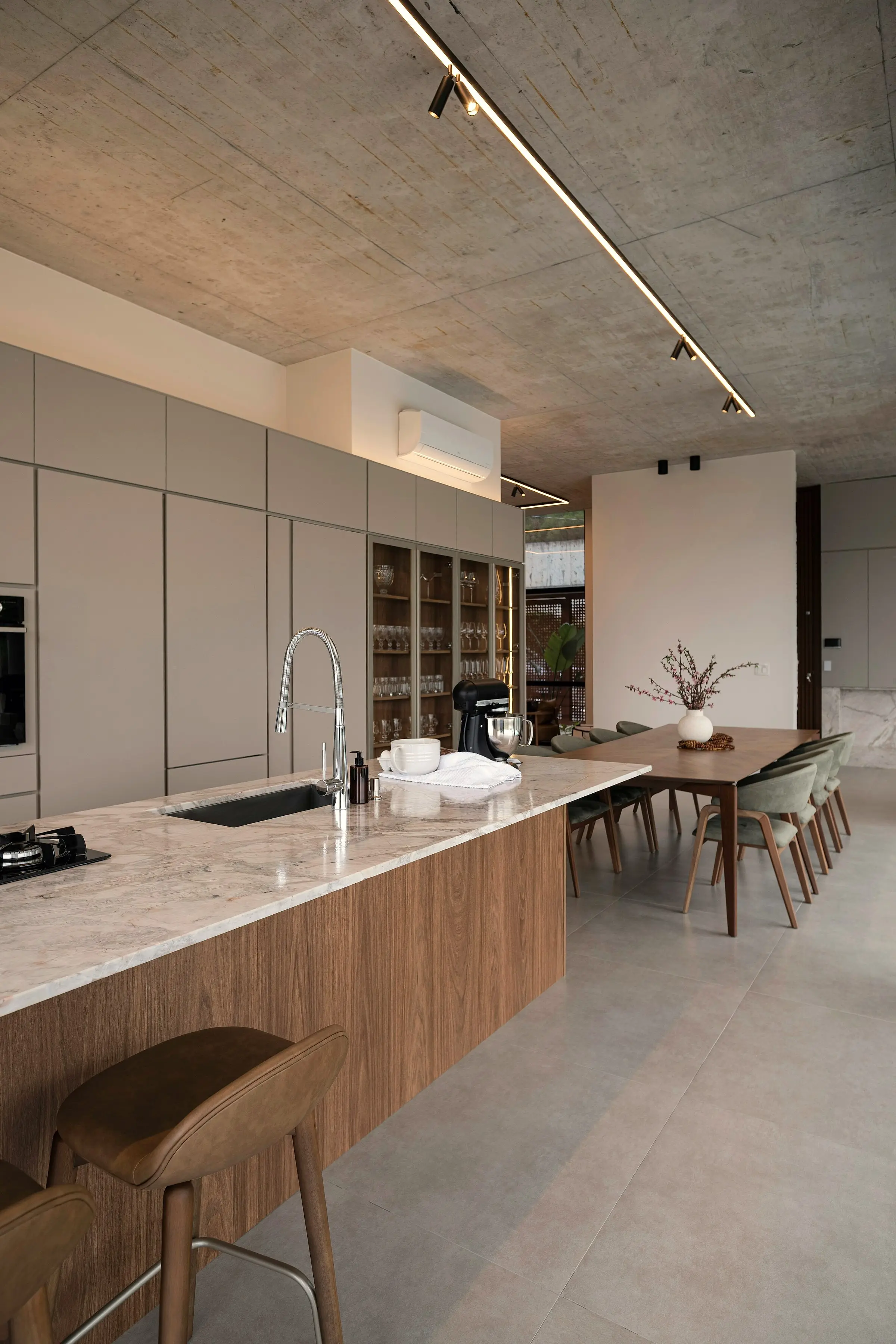 Cocina reformada abierta a la zona de comedor
