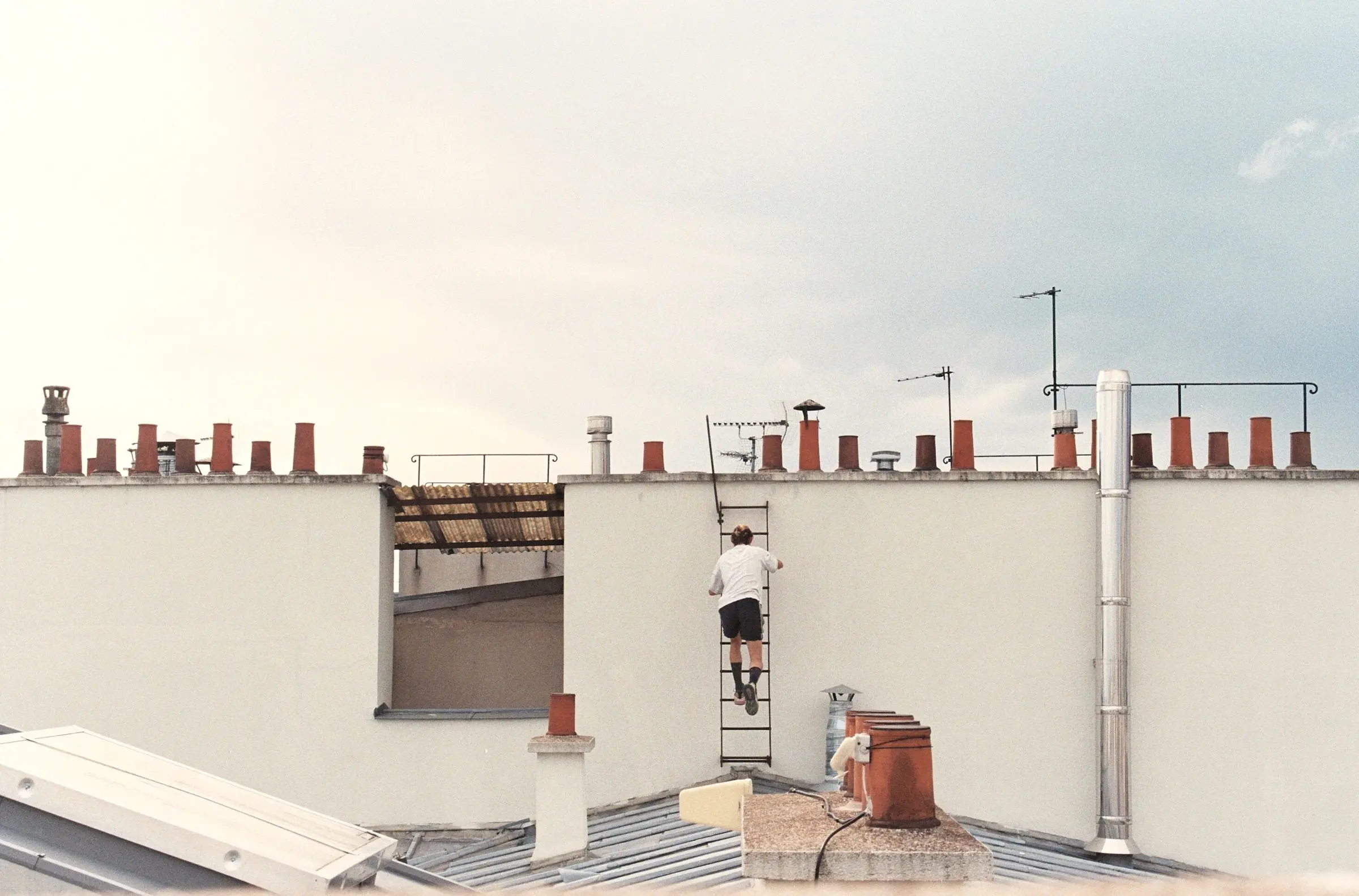 Chimeneas y ventilaciones sobre la cubierta de un edificio de viviendas