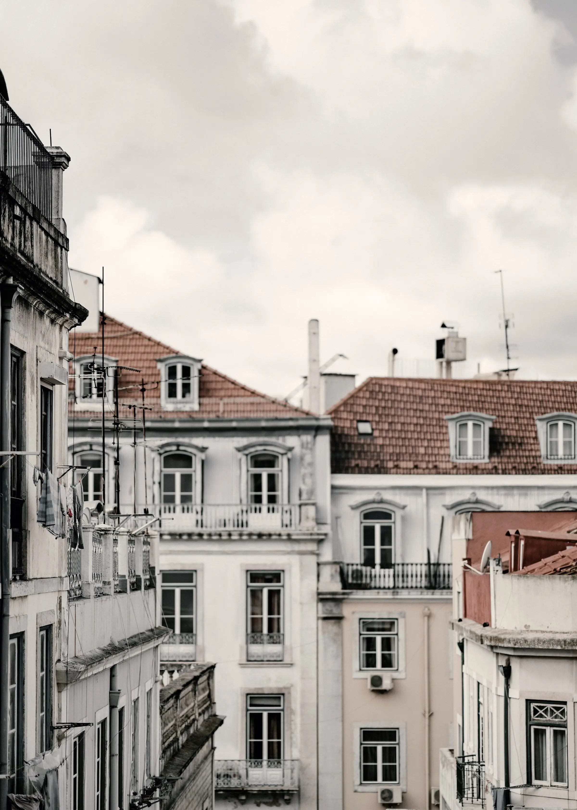 Vista de las cubiertas y los tejados de un entorno urbano denso