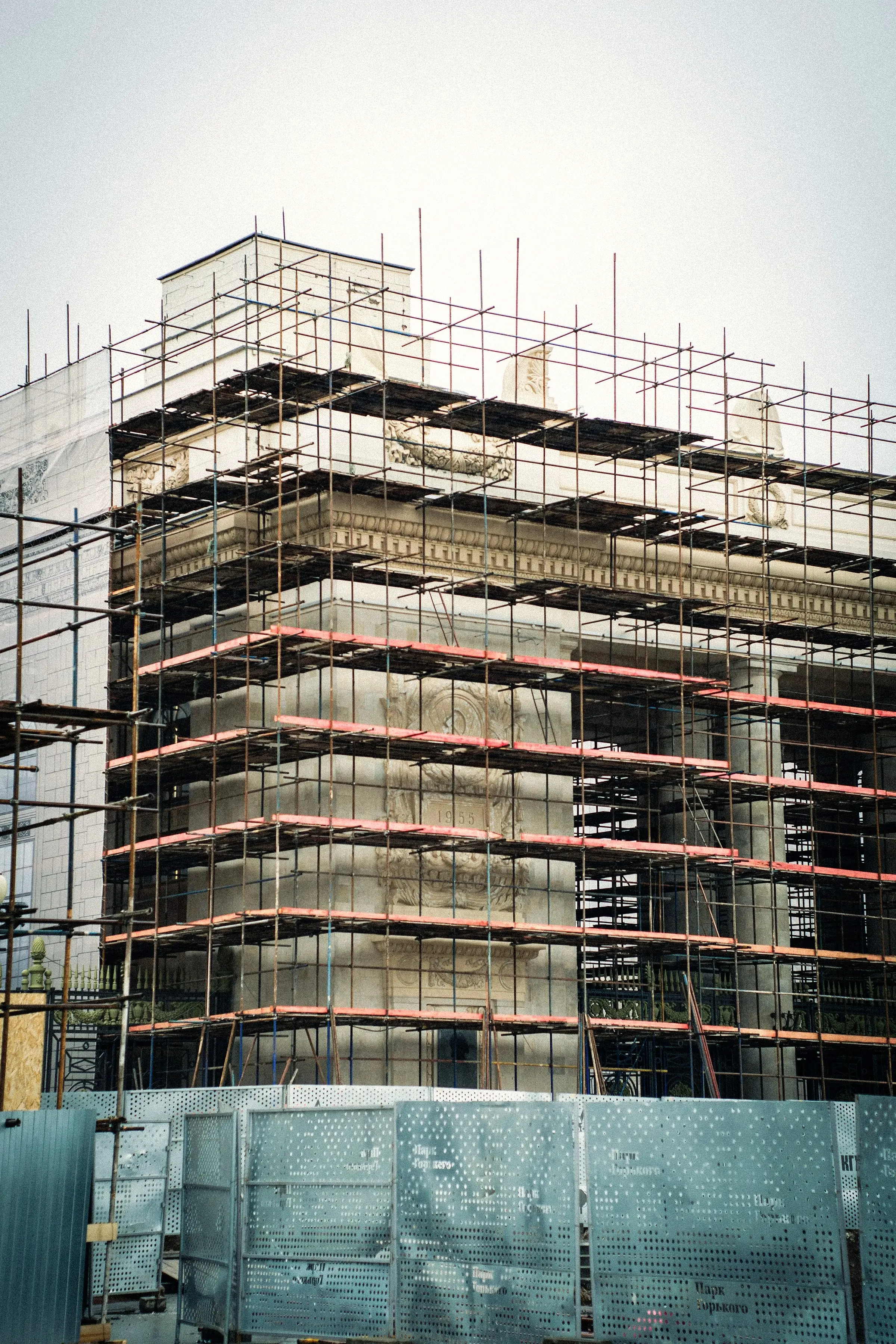 Edificio de viviendas con andamio montado durante una obra de rehabilitación integral