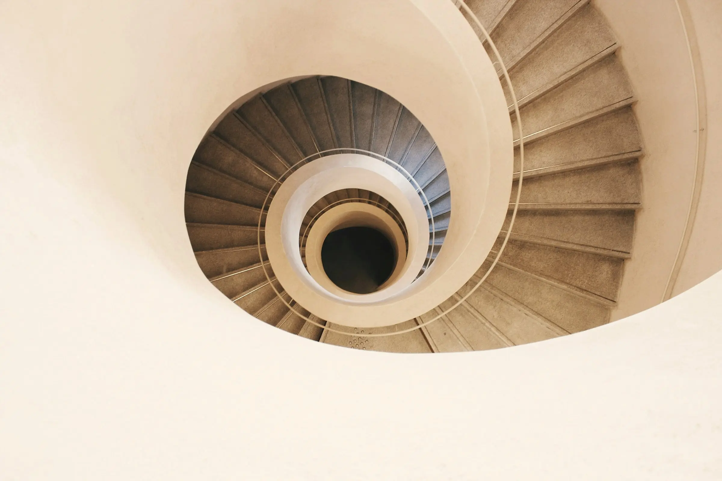 Vista cenital de la escalera helicoidal del edificio