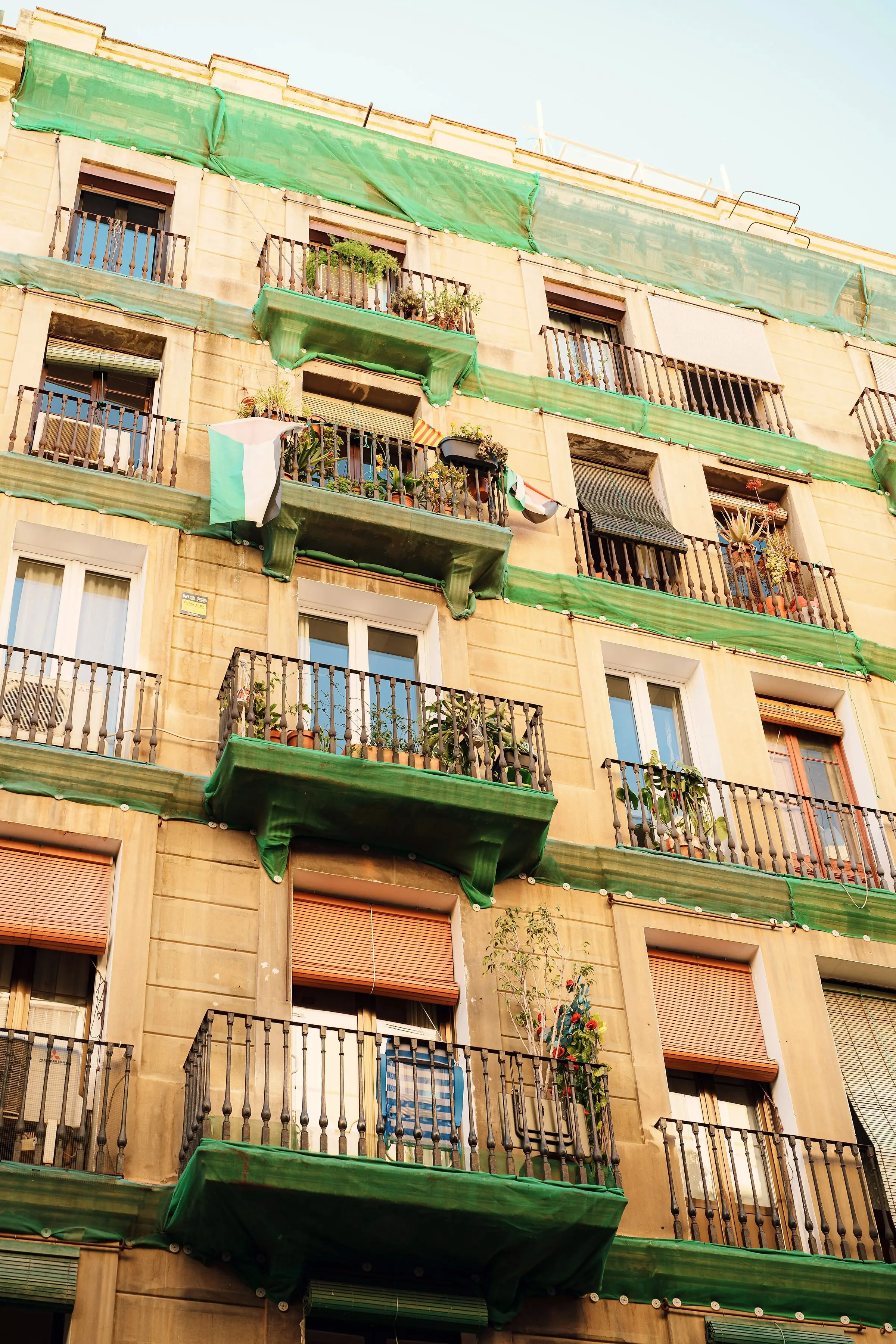 Fachada acabada, con los balcones y las barandillas renovados