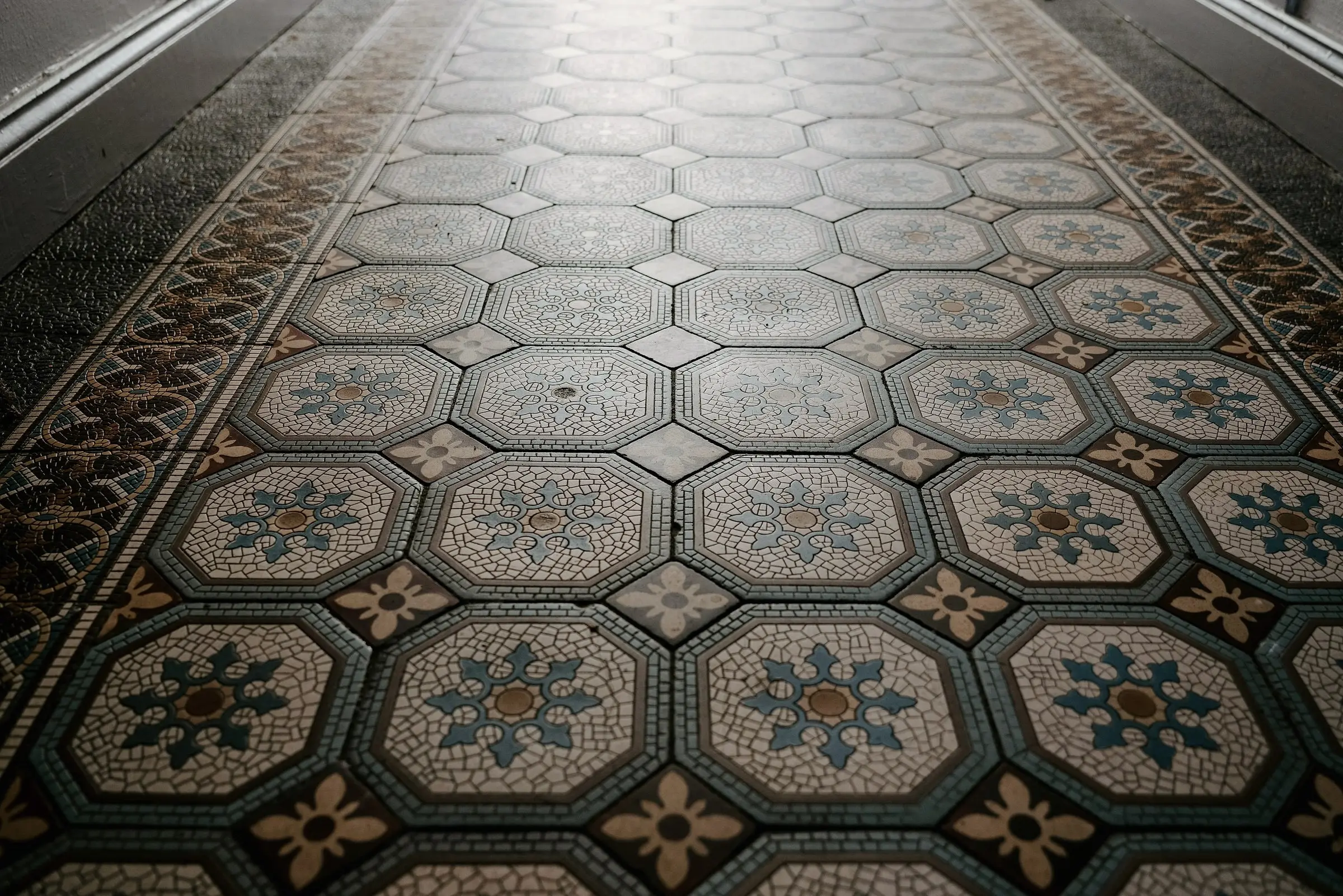 Mosaico hidráulico original recuperado en el recibidor