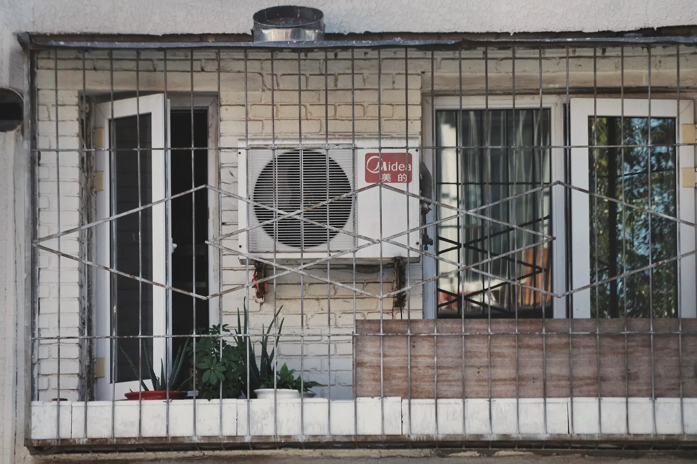 Patio interior de una comunidad de vecinos con los paramentos recién saneados