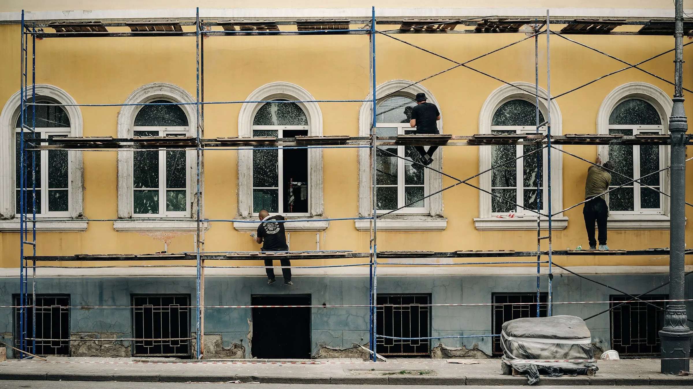 Andamio montado sobre la fachada de un edificio clásico durante los trabajos de rehabilitación