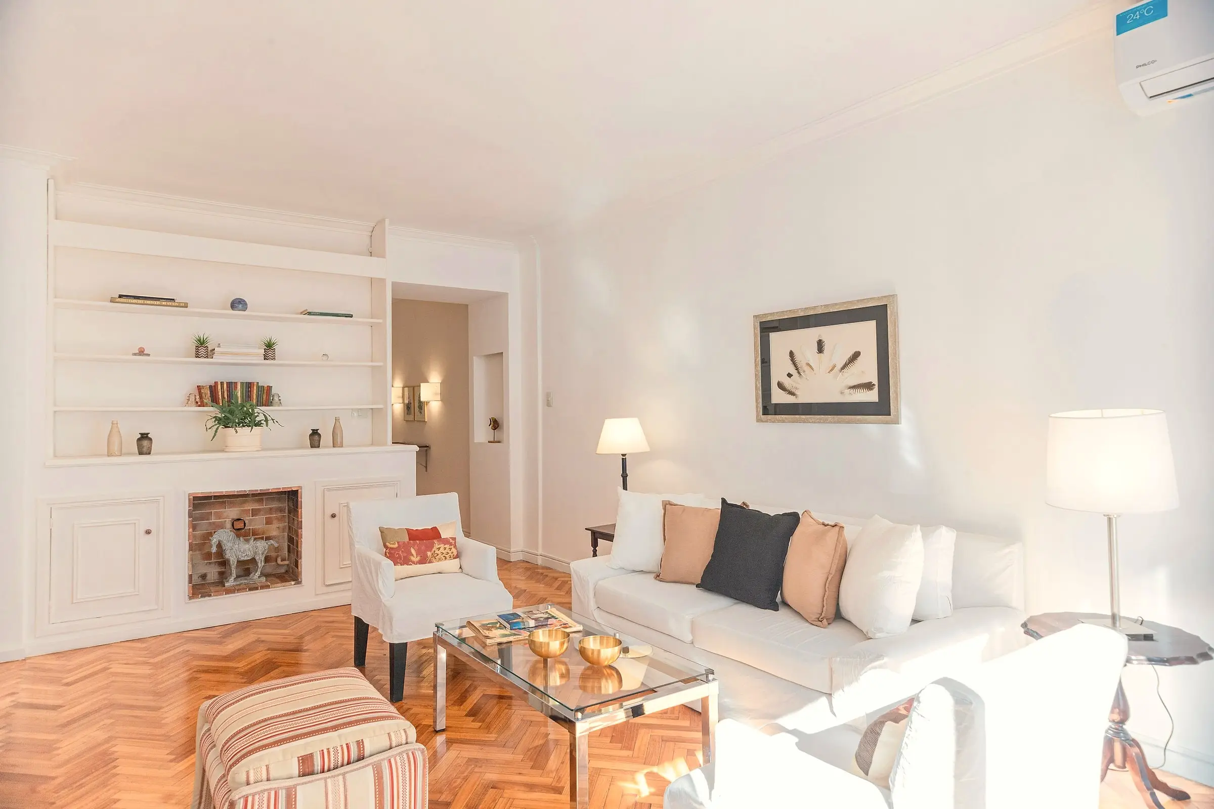Salón de una vivienda recién reformada, con parquet nuevo y luz natural