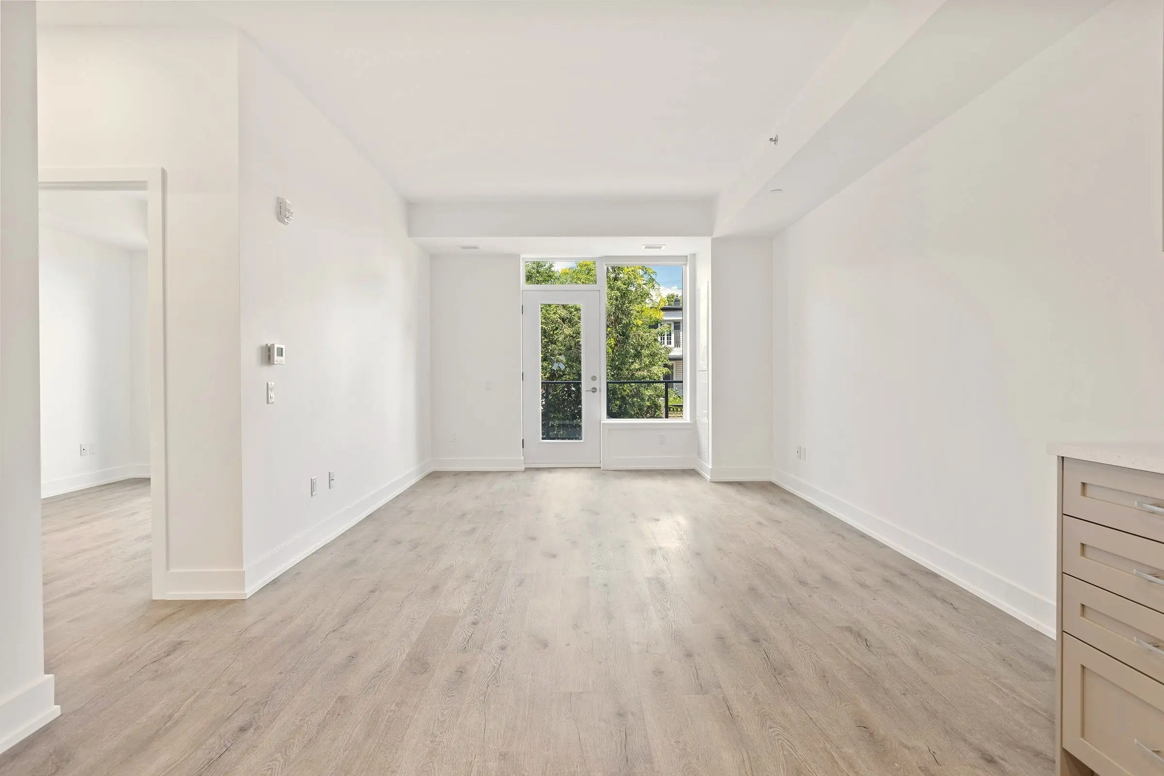 Vivienda terminada y entregada, con pavimento nuevo y estancias vacías