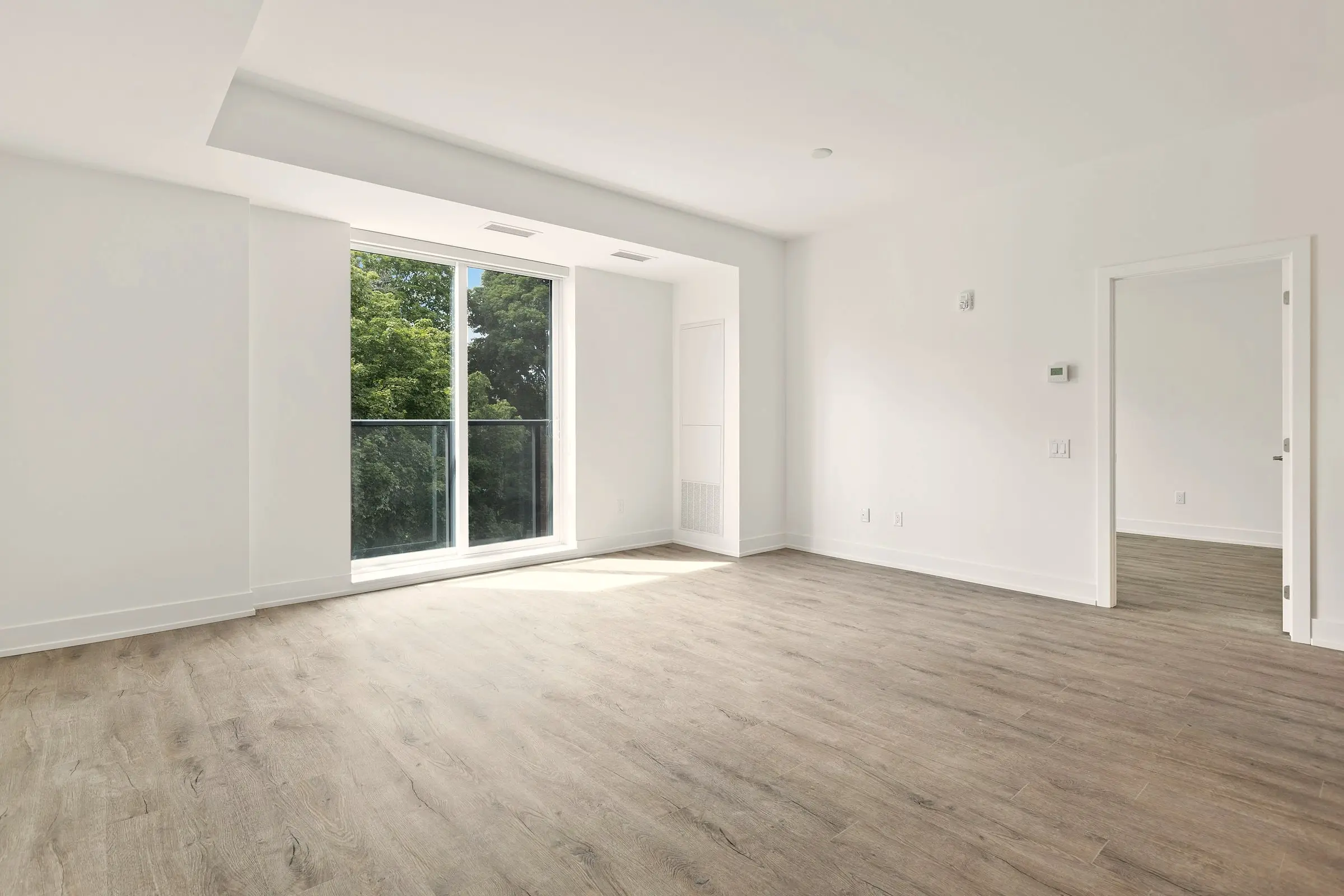 Salón de una vivienda reformada, vacío y listo para la entrega
